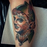 Oldschool Stil farbiges Bein Tattoo mit Peter Pans Porträt mit Schriftzug