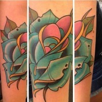 Tatuaje colorido de flor única interesante