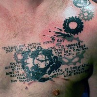 Tatuaje en el pecho,  reloj , mecanismos y inscripción, tinta negra