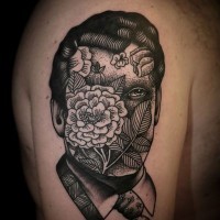 vecchio stile nero e bianco ritratto con fiori su viso tatuaggio su spalla