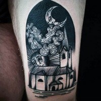 Alter Stil schwarzes Tattoo mit Nacht und Stadt am Oberschenkel