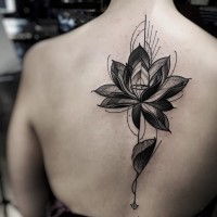 Tatuaje en la espalda,
flor grande magnífica, estilo viejo negro blanco