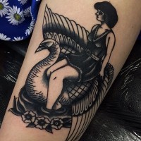 Tatuaje en el antebrazo,
mujer con cisne, old style