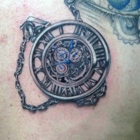 Tatuaje de reloj con mecanismos y números romanos