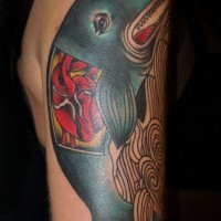 vecchio stile colorato grande balena con grande sentire tatuaggio avambraccio