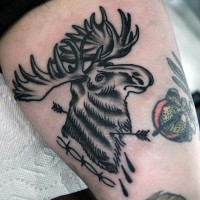 Alter Stil Design schwarzer und weißer Elch mit Pfeilen Tattoo am Oberschenkel