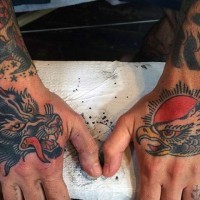 vecchio stile disegno colorato aquila e lupo le teste tatuaggio su due mani