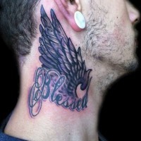 Tatuaje en el cuello, ala de una ave y palabra bendito