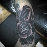 Mikrofon und Rose Blume im alten Stil detailliertes Tattoo