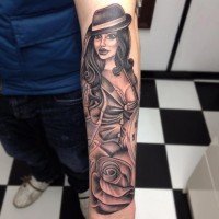 Altes Stil gemaltes schwarzweißes verführerisches Frau mit Blume Tattoo am Arm