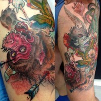 Im alten Stil gemaltes farbiges Oberschenkel Tattoo mit  kämpfenden fantastischen Tieren