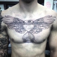 Alter Stil Design Sanduhr mit Federflügeln und Augen detailliertes Brust Tattoo