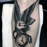 Tatuaje en la pierna,  águila americana con reloj retro, estilo viejo