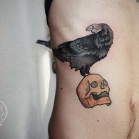 Im alten Stil traditionelle farbige schwarze Krähe auf menschlichem Schädel Seite Tattoo