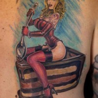 vecchio stile d'epoca colorato donna seducente con torta tatuaggio su schiena