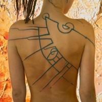 Tatuaje en la espalda, abstracción misterioso, tinta negra
