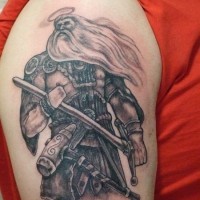 Tatuaje en el brazo,
deidad guerrera imponente con espada