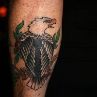 Tatuaje en color con el águila en el brazo