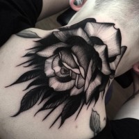 Tatuaje en el cuello, flor única extraordinaria en colores negro blanco