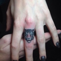 Erschütterndes Tattoo von Tigerkopf auf dem Finger