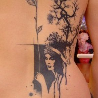 Tatuaje en la espalda, diseño surrealista, mujer con tallo y árbol, tinta negra