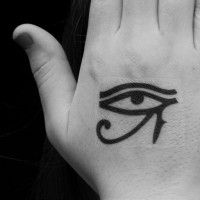 Originales altägyptisches besonderes Symbol das Auge des Horus Tattoo an der Hand