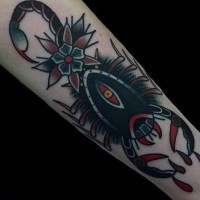 Tatuaje multicolor en el antebrazo,
escorpión exclusivo con flor y gotas de sangre