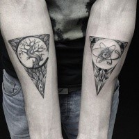 Triángulos originales de tinta trasera con tatuaje de árbol y átomo en antebrazos