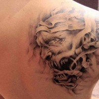 Tatuaje en el hombro, momia monstruosa con dientes afilados