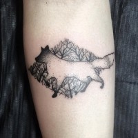 Tatuaje en el antebrazo, árboles  y silueta de zorro, colores negro blanco
