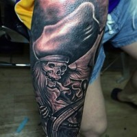 originale nero e bianco scheletro pirata tatuaggio su gamba