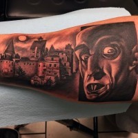 Tatuaje en el brazo, vampiro y castillo negro blanco