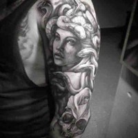 Tatuaje en el brazo, Medusa con serpientes aterradoresy cráneo humano