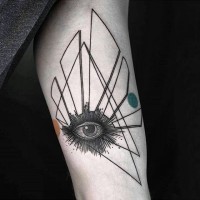 Originales schwarzes menschliches Auge Tattoo am Unterarm mit großen geometrischen Figuren und farbigen Kreisen