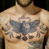 Originales schwarzes menschliches Herz mit Flügeln Tattoo an der Brust mit Blättern und Skelette