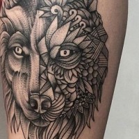 Tatuaje en el muslo, 
lobo estupendo único decorado con hojas