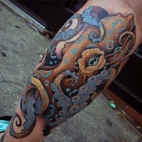 Originaler bunter sehr detaillierter Oktopus Tattoo am Bein