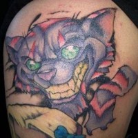Tatuaggio bellissimo sul deltoide il gatto cheshire arrabbiato