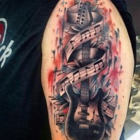 Tatuaje en el brazo, guitarra eléctrica con notas musicales