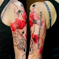 Tatuaje en el brazo, flores rojas exquisitas y mecanismo