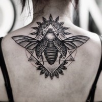Tatuaje en la espalda, abeja grande en ornamento floral