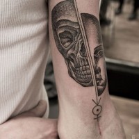 originale combinazione inchiostro nero cranio con faccia tatuaggio su braccio