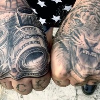 Originaler schwarzer Tiger mit Geldrechnungen Tattoo  an Händen