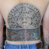Tatuaje en la espalda, 
escultura maya realista y murales de colores