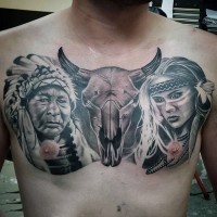 Tatuaje en el pecho,  cráneo de tore y mujer con hombre viejo indios, dibujo monocromo