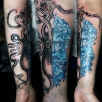 Tatuaje en el antebrazo,
mitad pulpo gris mitad Poseidón azul, idea interesante