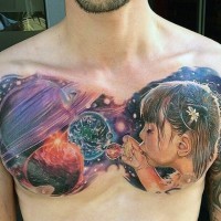 Tatuaje en el pecho, chica bonita con planetas magníficas