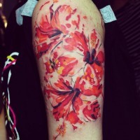 Originales Design farbiges Hibiskusblüten Tattoo an der Schulter im Aquarell Stil
