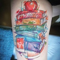 Tatuaje  de pila de libros  de varios colores y manzana