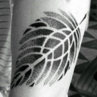 Originales Design gepunktetes im der Form von Blatt schwarzes und weißes Tattoo